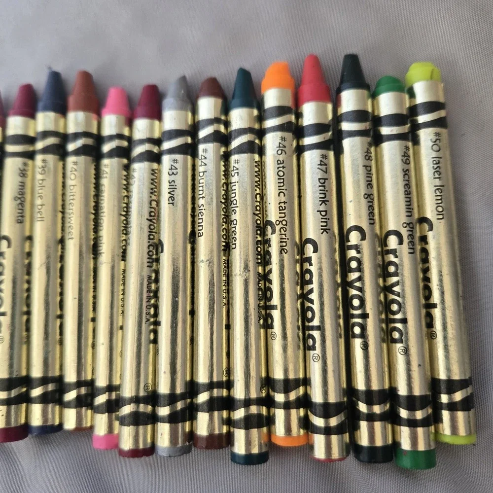 Vintage CRAYOLA America's Favorite Top 50 Crayons Special Edition 2001 Screw Top
